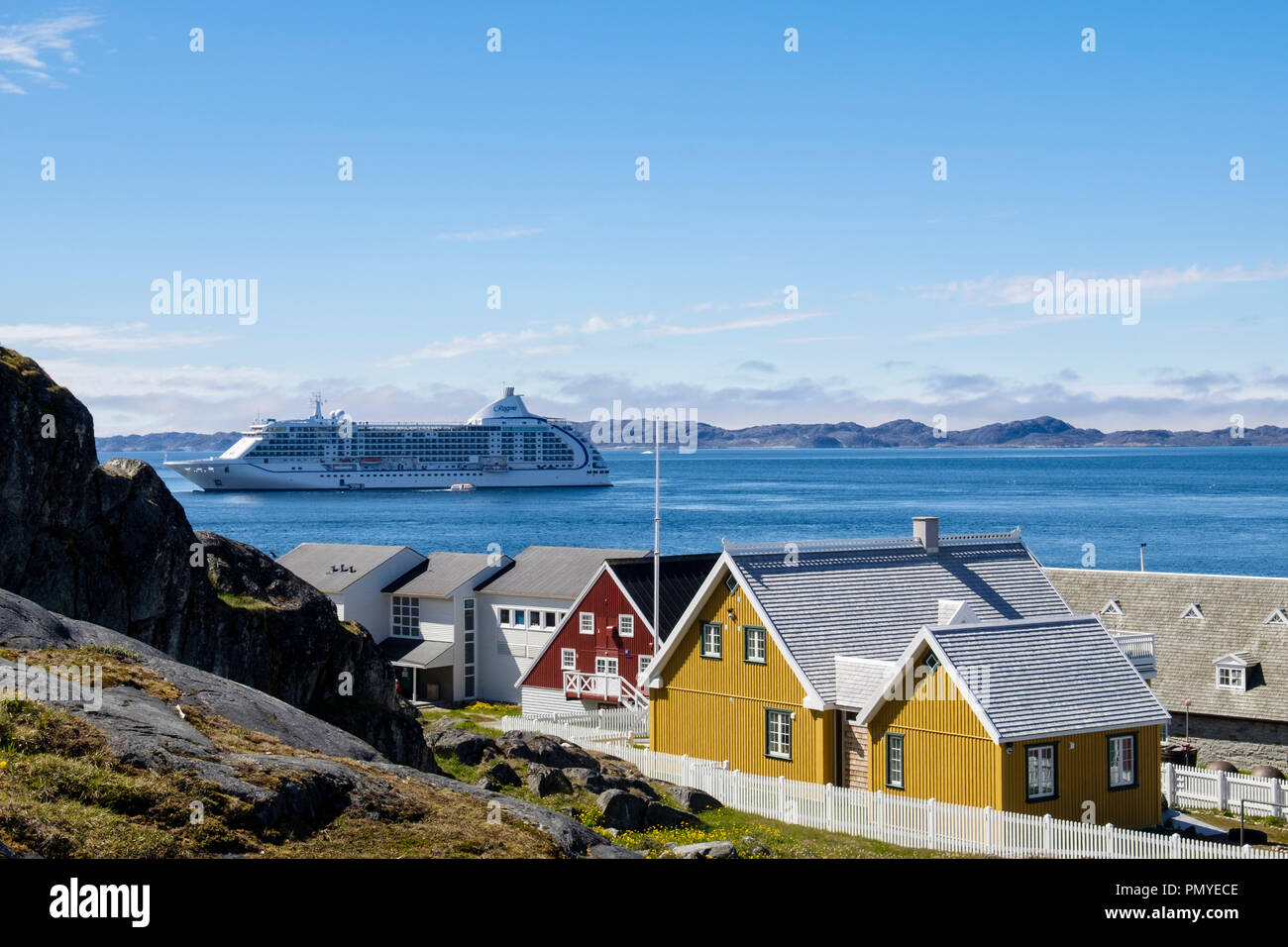 Ozean Kreuzfahrtschiff Seven Seas Voyager günstig Offshore in Nuup Kangerlua fjord über Grönland National Museum in der Altstadt. Grönland Nuuk Sermersooq Stockfoto