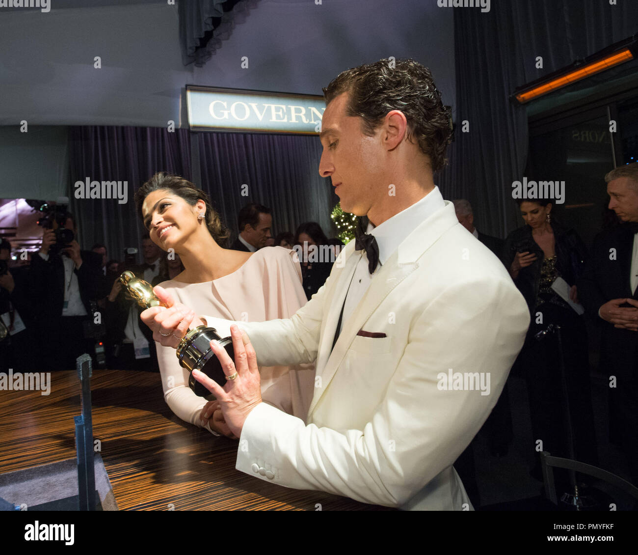 Oscar®-Gewinner Matthew McConaughey sieht auf seine neu - gravierte Oscar® im Governor's Ball nach der Live ABC Telecast der Oscars® von der Dolby® Theater in Hollywood, CA am 2. März 2014. Datei Referenz # 32268 432 Nur für den redaktionellen Gebrauch - Alle Rechte vorbehalten Stockfoto