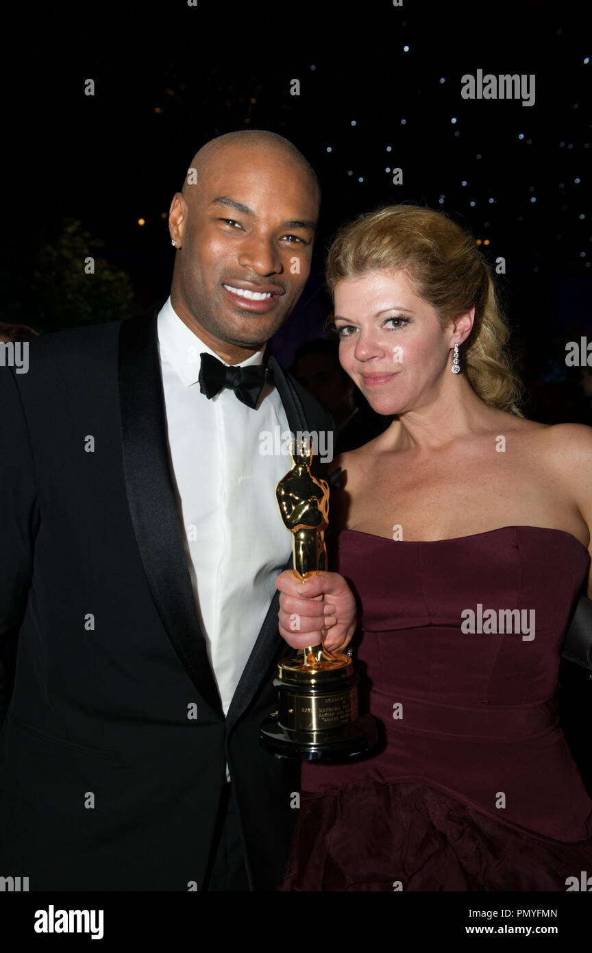 Modell Tyson Beckford und Oscar®-Preisträger für herausragende Leistungen zum Make-up und Hairstyling für ihre Arbeit in 'Dallas Käufer Club' Robin Mathews posieren für ein Foto während des Gouverneurs Kugel nach dem ABC Telecast der Oscars® von der Dolby® Theater in Hollywood, CA Sonntag, 2. März 2014. Datei Referenz # 32268 456 Nur für den redaktionellen Gebrauch - Alle Rechte vorbehalten Stockfoto