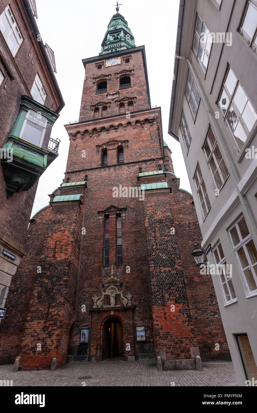 Die Nikolaj Contemporary Art Center ist ein Arts Centre in Kopenhagen, die die ehemalige St.-Nikolaus-Kirche von Lille Kirkestraede, Dänemark belegt Stockfoto