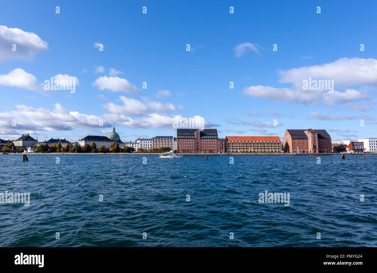 Anzeigen von Frederik's Church Dome und Den Kongelige Afstøbningssamling, Toldbodgade, aus dem der Bus Boot im Hafen, Kopenhagen, Dänemark Stockfoto