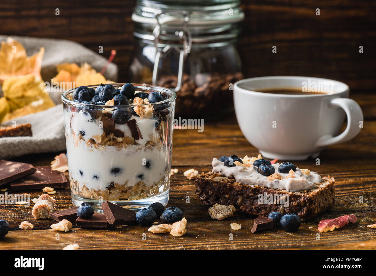 Herbst Frühstück mit frischen Heidelbeeren und Kaffee. Stockfoto