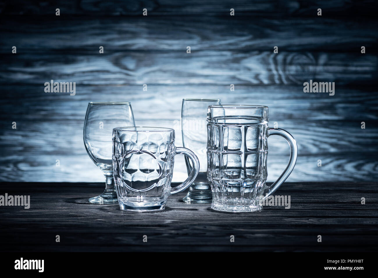 Leere Gläser auf Holztisch, oktoberfest Konzept Stockfoto