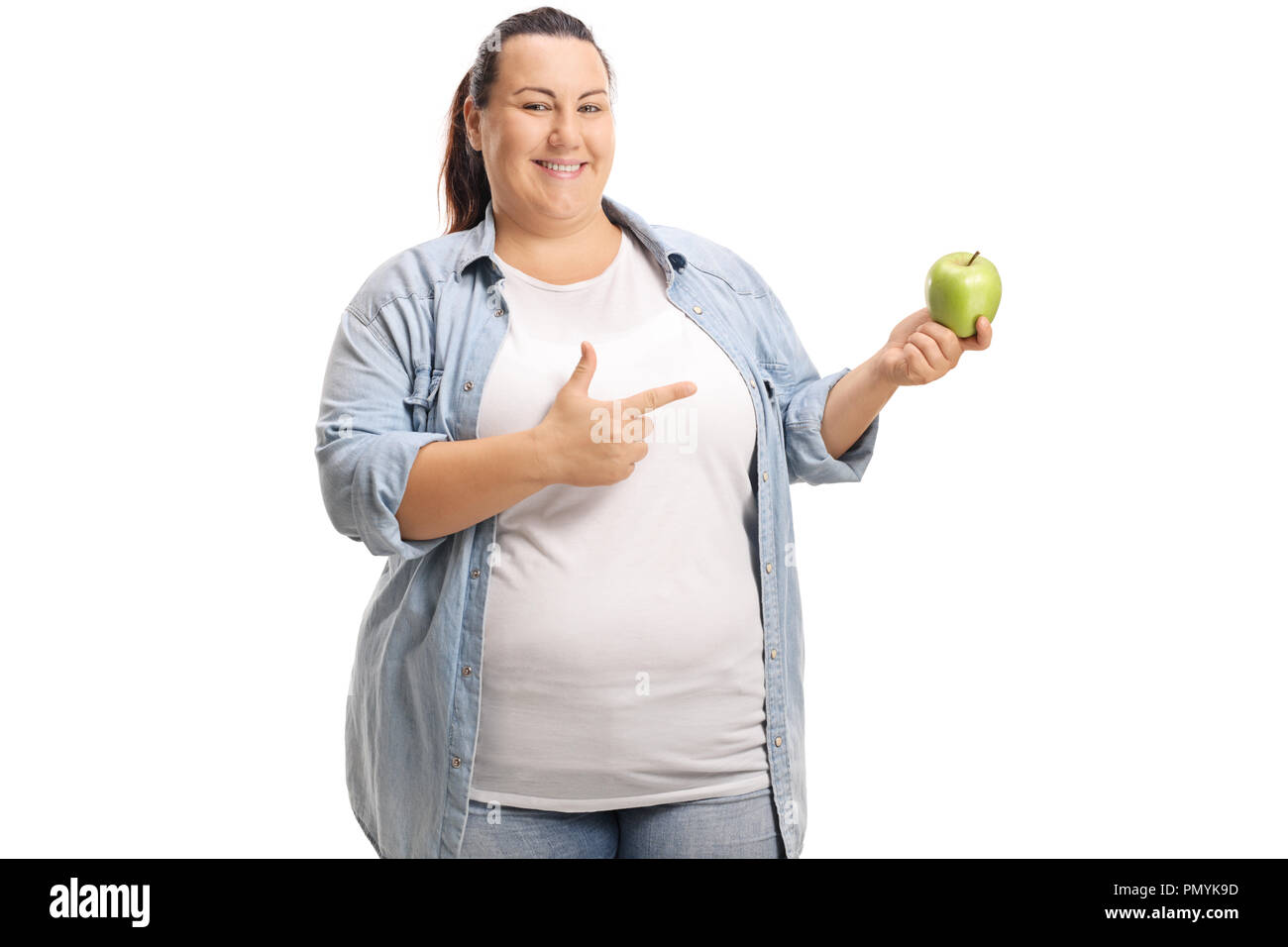 Übergewichtige Frau mit einem Apfel auf weißem Hintergrund zeigen Stockfoto