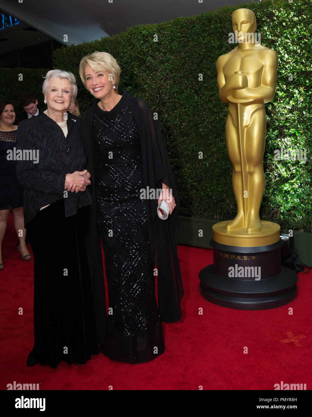 Oscar®-preisgekrönte Schriftstellerin und Schauspielerin Emma Thompson und Ehrenpreis Empfänger Angela Lansbury nehmen an der 2013 Gouverneure Auszeichnungen bei den Ray Dolby Ballroom am Hollywood & Highland Center® in Hollywood, CA, am Samstag, den 16. November 2013. Datei Referenz # 32184 086 Nur für den redaktionellen Gebrauch - Alle Rechte vorbehalten Stockfoto