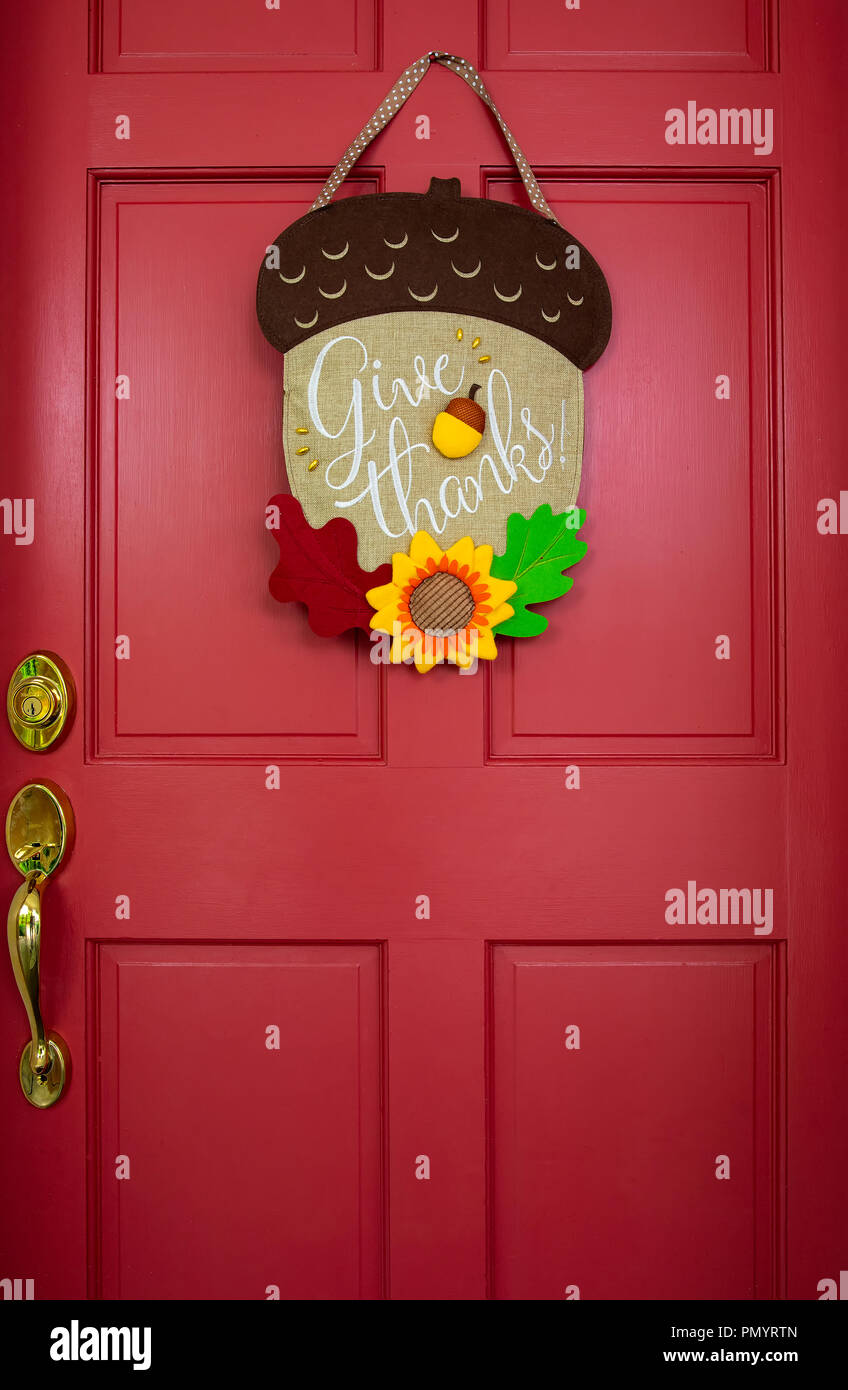 Herbst - themed Dekoration hängt an den roten Eingang mit Messing-griff. Stockfoto