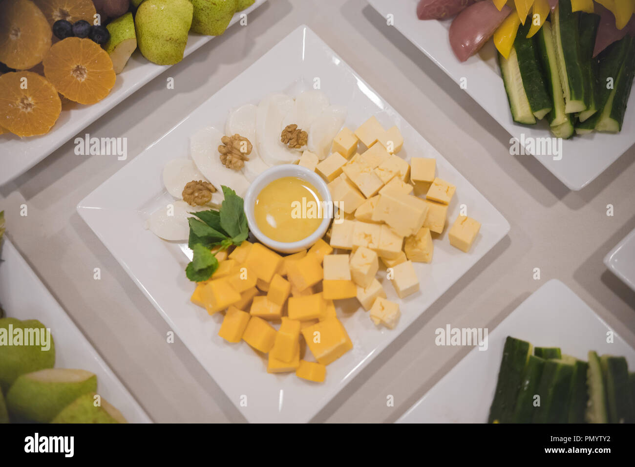 Käse snack Würfel stehen auf einer Tabelle in eine quadratische Platte  zusammen mit anderen Gerichten Stockfotografie - Alamy