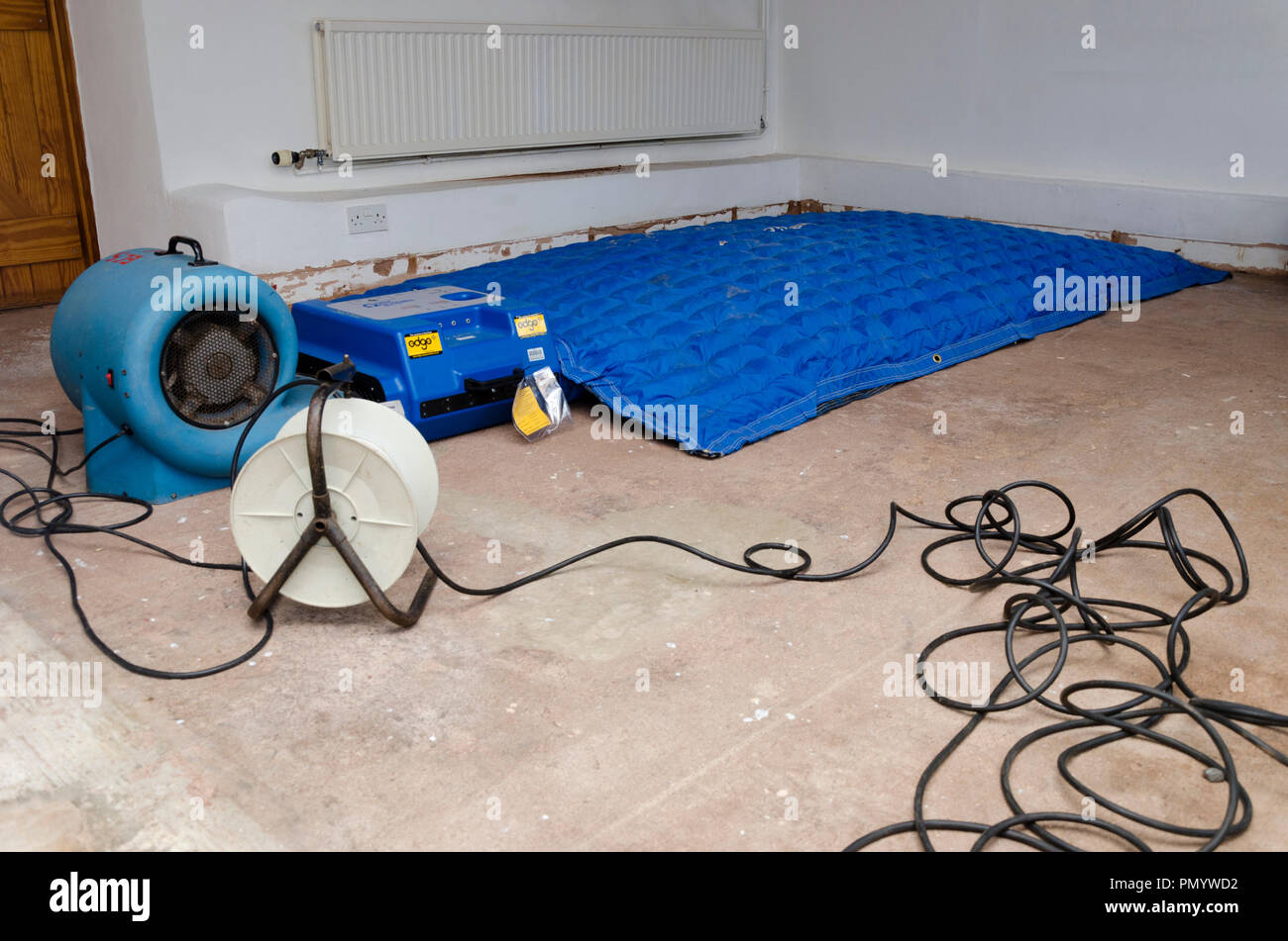Trocknen von feuchten Zimmer nach Hochwasser Schäden an Beton mit direktem Lufttrockner mat. Stockfoto