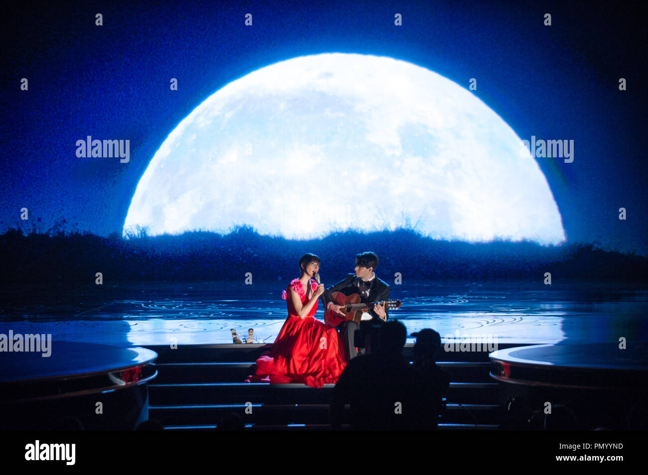 Karen O und Ezra Koenig während der Fernsehübertragung der 86 Oscars® auf der Dolby® Theater am 2. März 2014 in Hollywood, CA. Datei Referenz # 32268 574 Nur für den redaktionellen Gebrauch - Alle Rechte vorbehalten Stockfoto