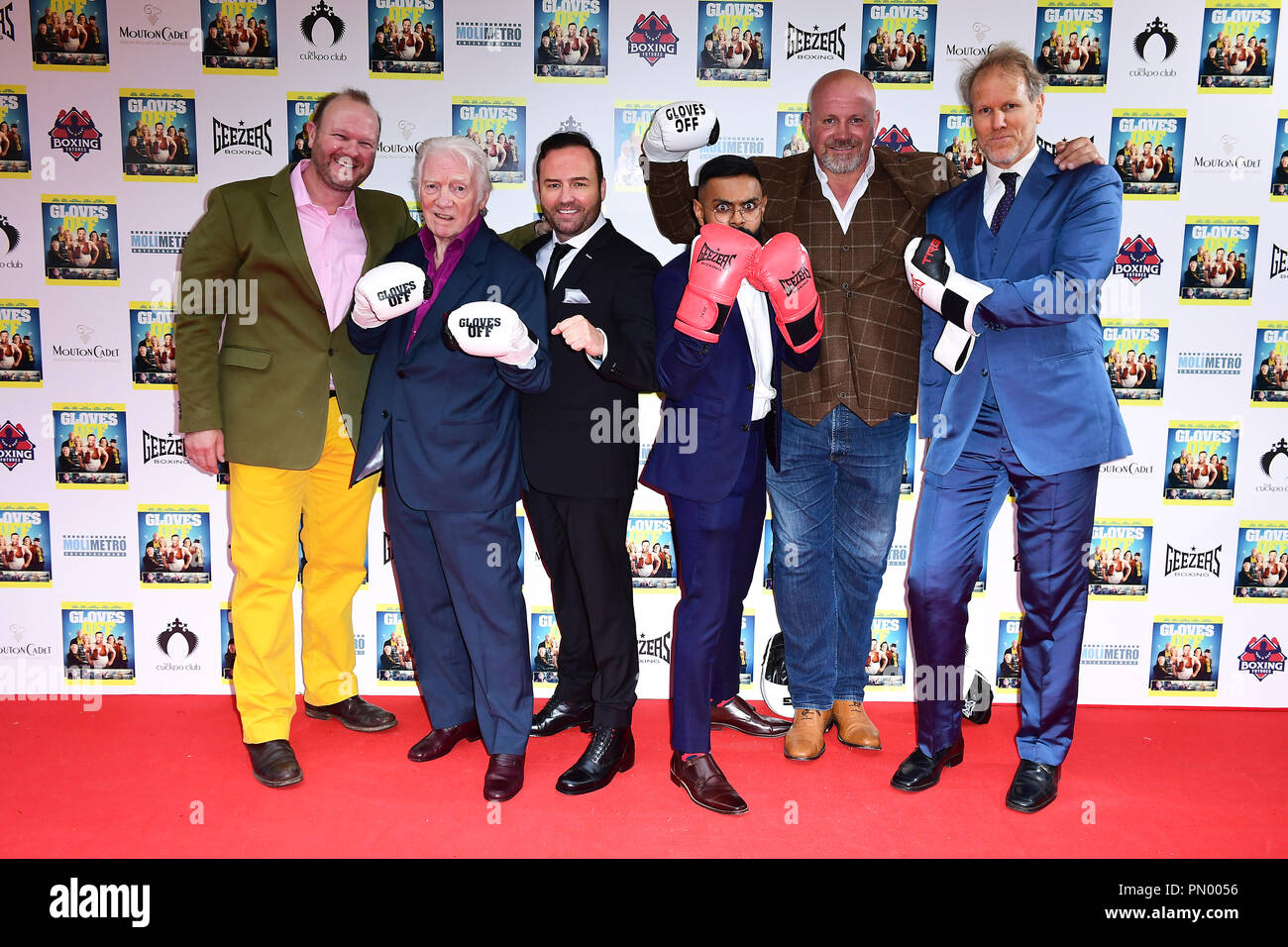 Direktor Steven Nesbit (von links nach rechts), Alan Ford, Brad Moore, Kab Silva, Adam Forgerty und Greg Orvis die Premiere von Handschuhe im Prince Charles Cinema, London zu besuchen. Stockfoto