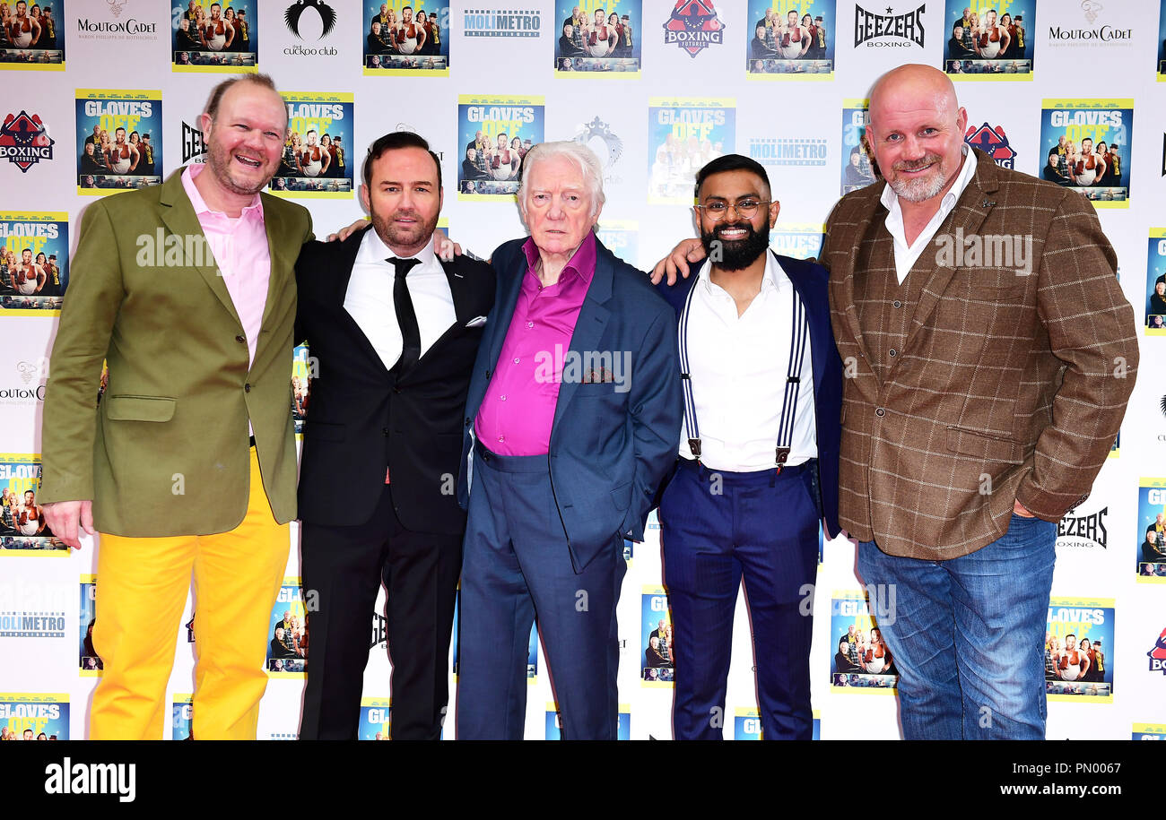 Direktor Steven Nesbit (von links nach rechts), Brad Moore, Alan Ford, Kab Silva, und Adam Forgerty die Teilnahme an der Premiere von Handschuhe im Prince Charles Cinema, London. Stockfoto