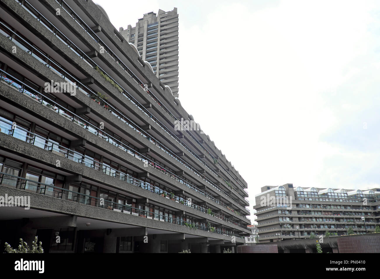 Balkone auf flachen Barbican Estate Apartments und Turm in The City of London England Großbritannien KATHY DEWITT Stockfoto