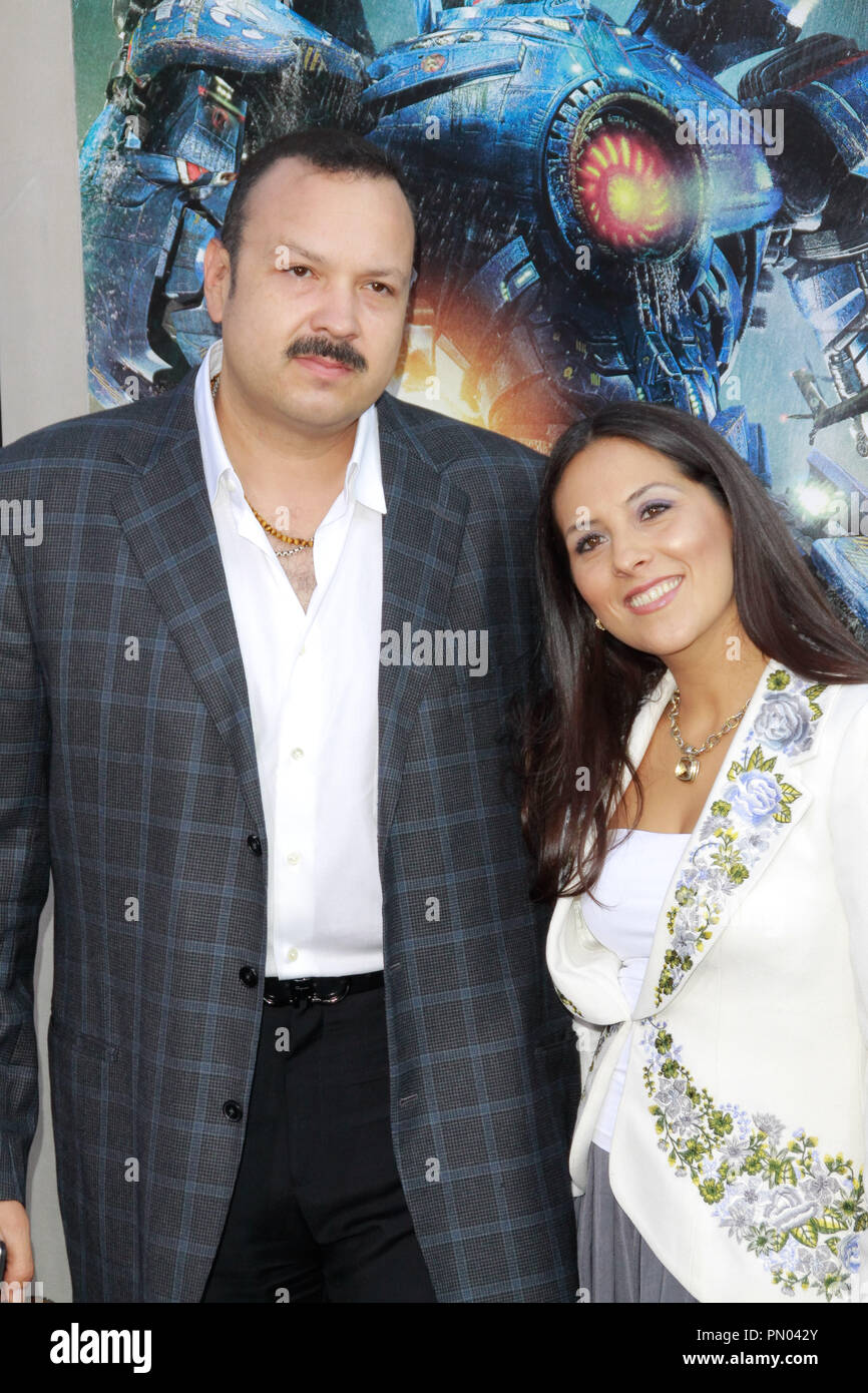 Pepe Aguilar und Aneliz Aguilar bei der Premiere von Warner Bros. Pictures' 'Pacific Rim". Ankünfte am Dolby Theatre in Hollywood, CA, 9. Juli 2013 statt. Foto von Joe Martinez/PictureLux Stockfoto