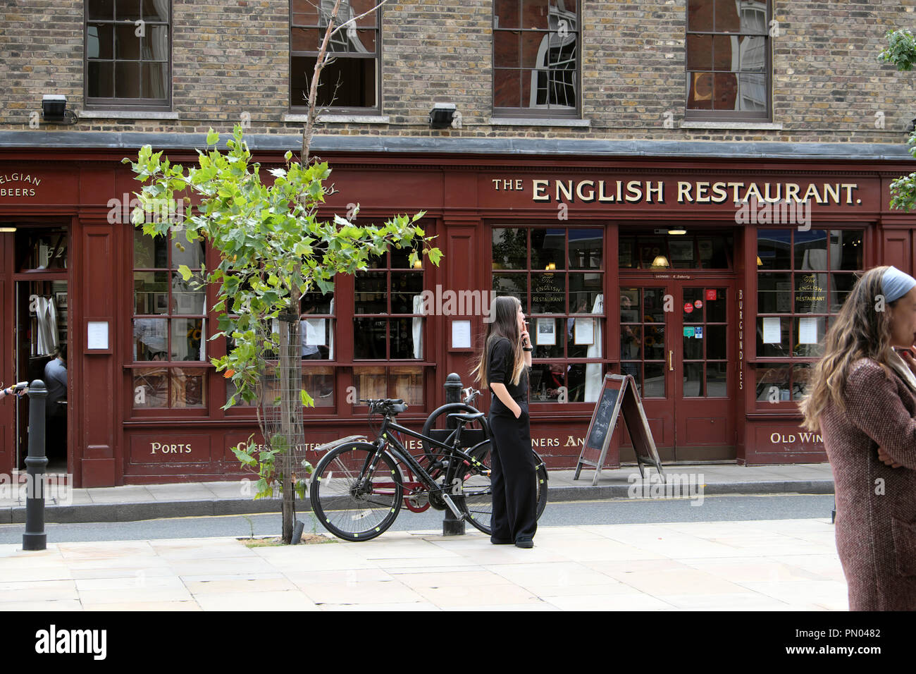 Personen und Fahrräder außerhalb der Englischen Restaurant auf Brushfield Street in Spitalfields East London England UK KATHY DEWITT Stockfoto