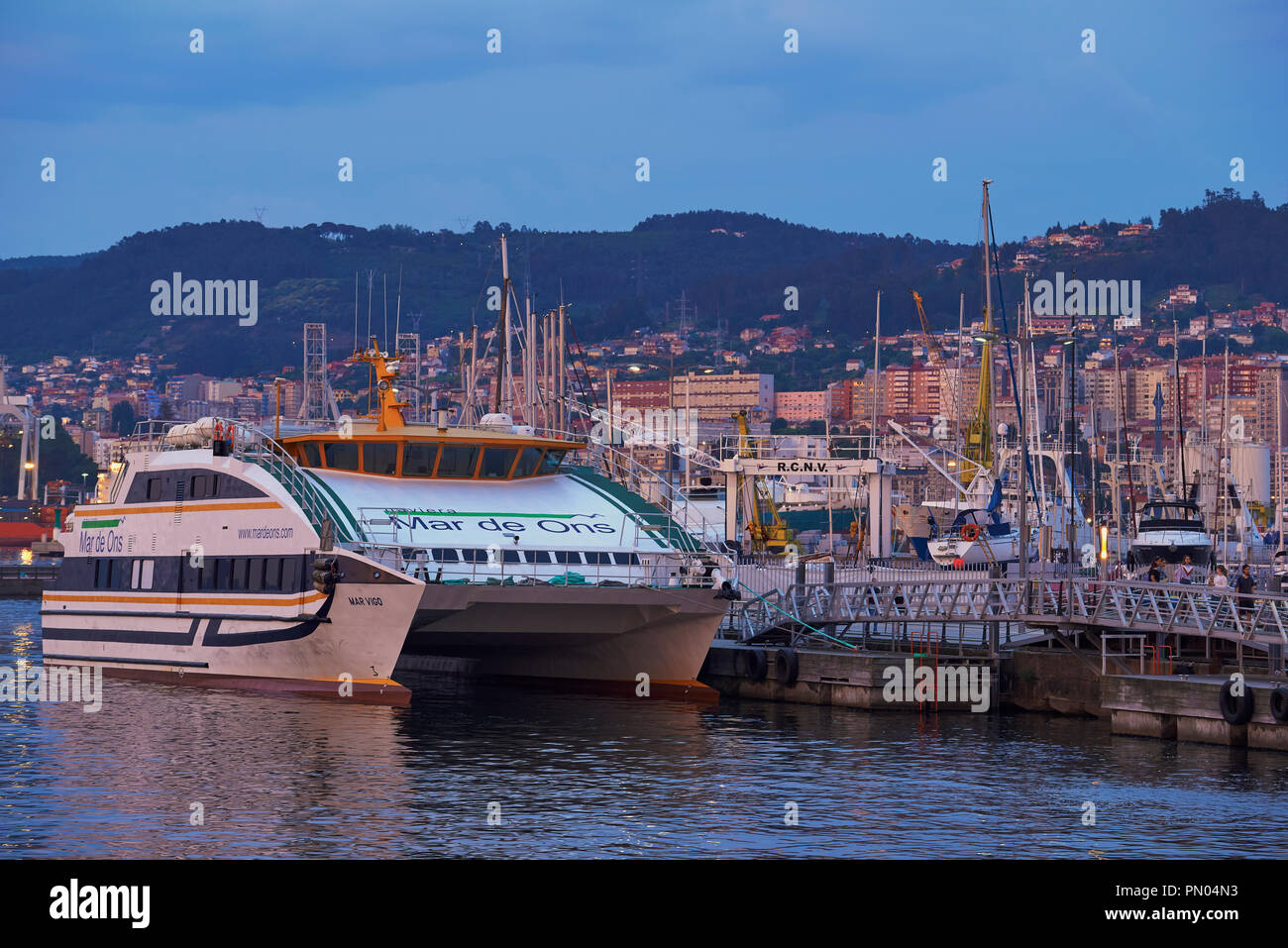 Naviera Mar de Ons, Catamaran im Hafen von Vigo, Pontevedra, Galizien, Spanien, Europa Stockfoto