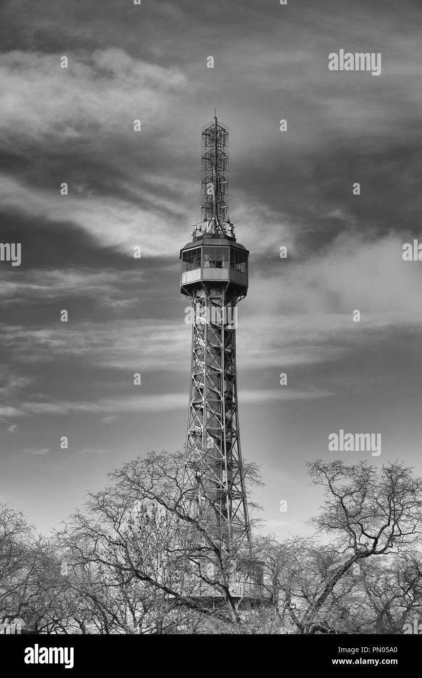 Der Aussichtsturm Petrín ist eine 63,5 Meter hohe stahlgerüst Turm in Prag, die stark den Eiffelturm ähnelt. Der Tschechischen Republik. Schwarz und wh Stockfoto
