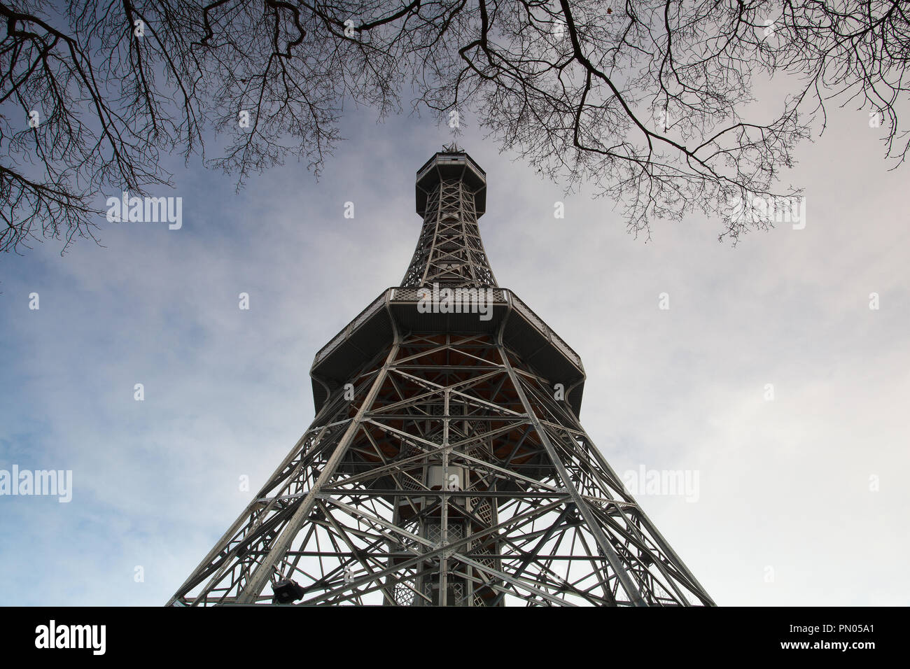 Der Aussichtsturm Petrín ist eine 63,5 Meter hohe stahlgerüst Turm in Prag, die stark den Eiffelturm ähnelt. Der Tschechischen Republik. Stockfoto