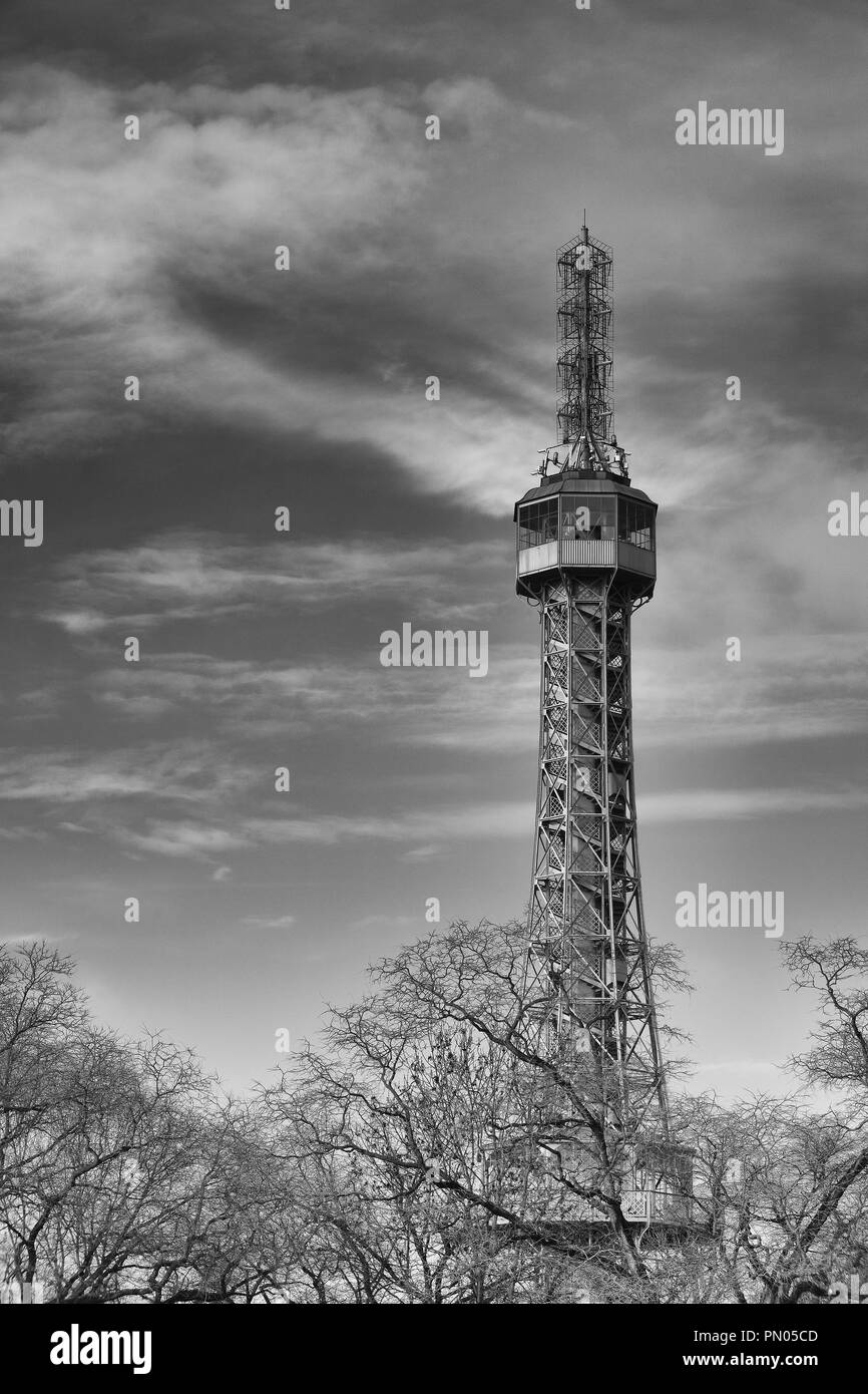 Der Aussichtsturm Petrín ist eine 63,5 Meter hohe stahlgerüst Turm in Prag, die stark den Eiffelturm ähnelt. Der Tschechischen Republik. Schwarz und wh Stockfoto