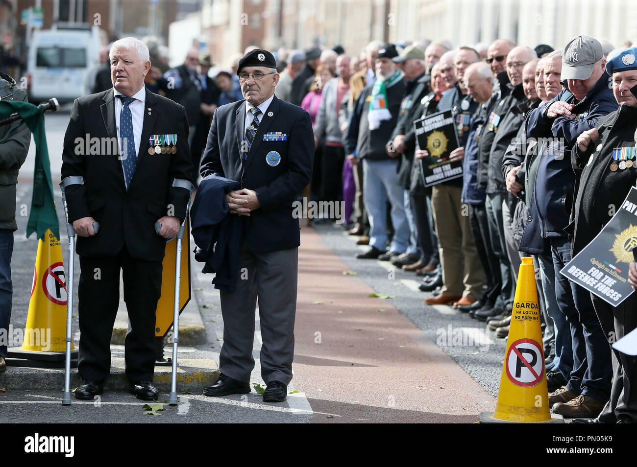 Defence Forces Veteranen nehmen an einer Parade für Respekt und Loyalität für die irischen Streitkräfte am Merrion Square in Dublin. Stockfoto