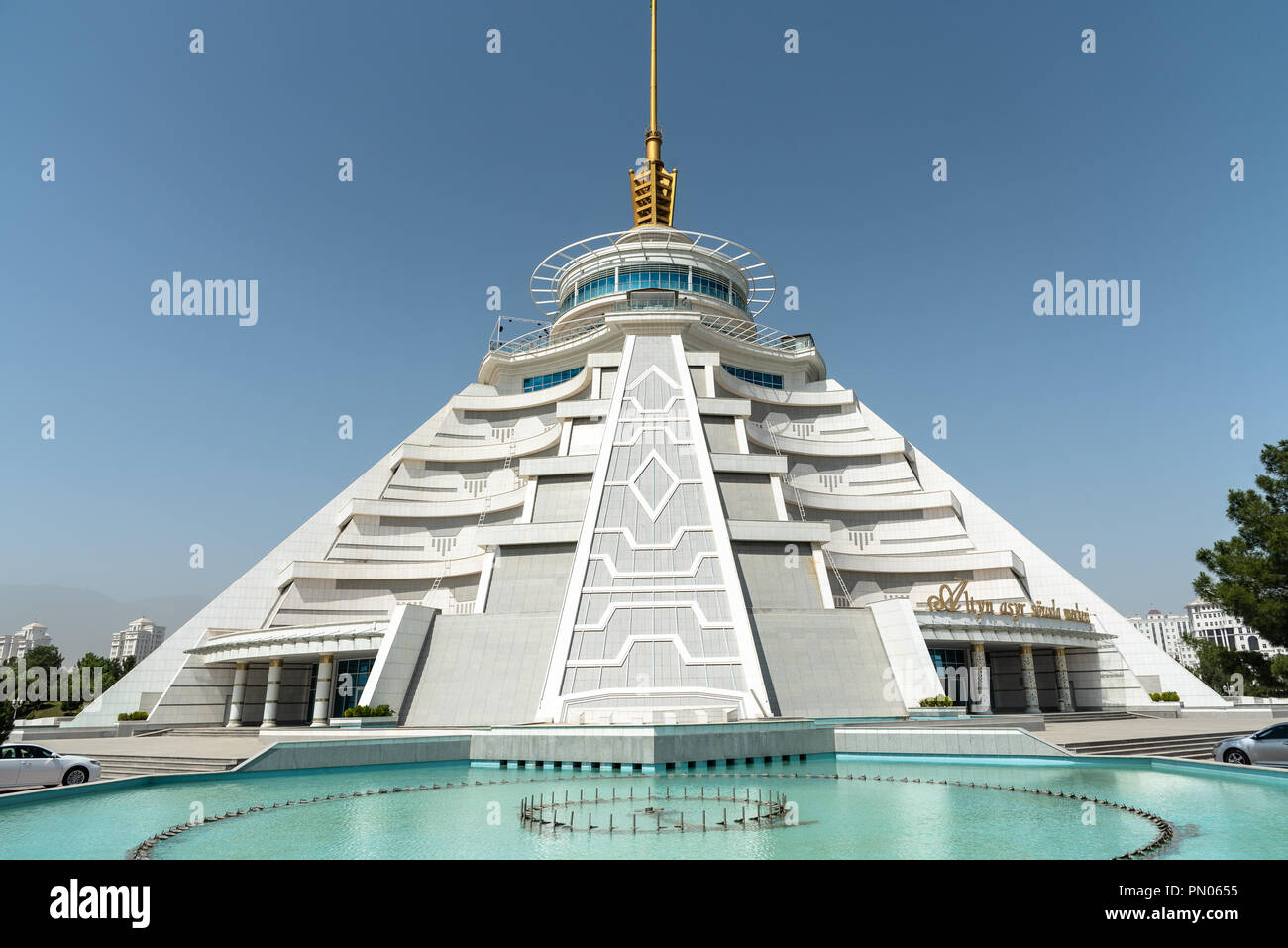 Die typischen weißen Marmor verkleideten Gebäude umgeben von Brunnen in der Unabhängigkeit Park in Aschgabat, Turkmenistan Stockfoto