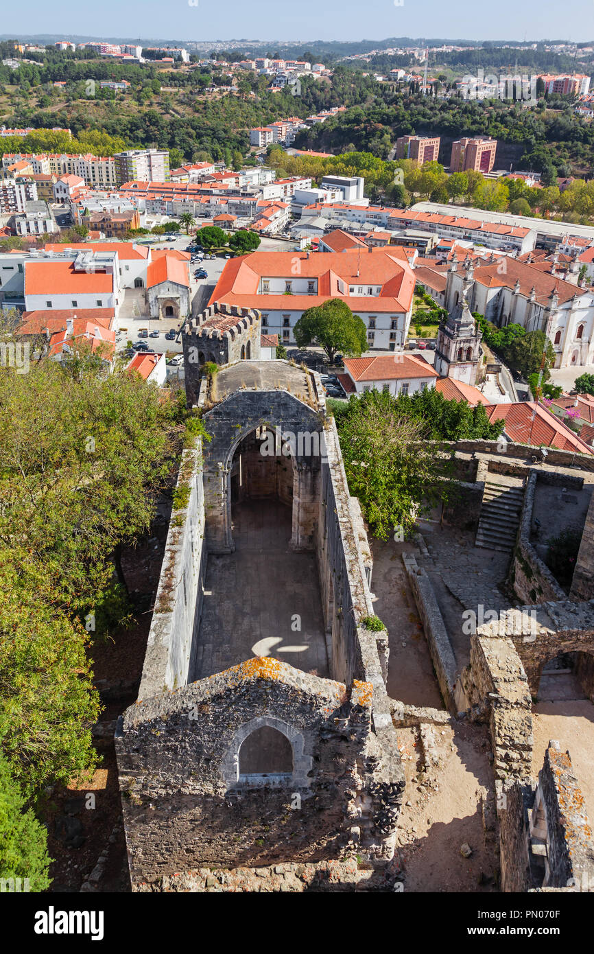 Leiria, Portugal. Die Ruinen der Kirche Santa Maria da Pena aka Nossa Senhora da Pena mit dem eingestürzten Dach, gesehen vom Bergfried der Burg Leiria Stockfoto