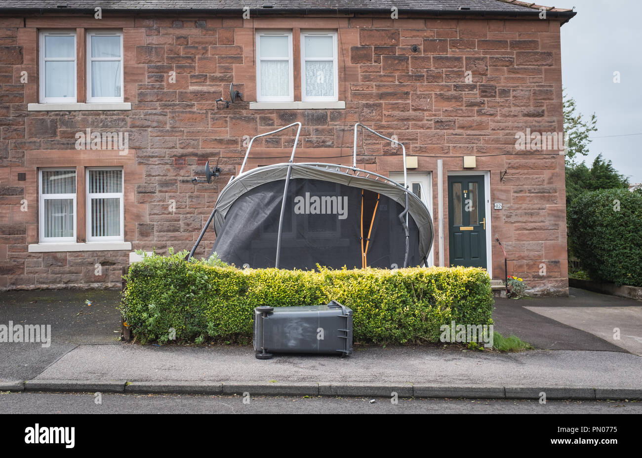 Sturm Ali verursacht Chaos in Dumfries am 19. September 2018. Ein Trampolin Macht eine außerplanmäßige Aussehen in einem Garten. Stockfoto