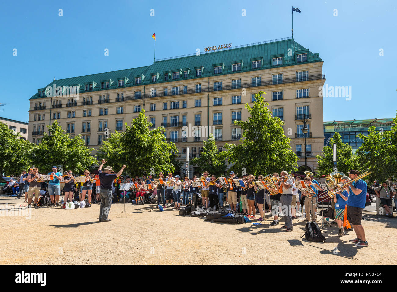 Berlin, Deutschland - 27. Mai 2017: Brass Band gibt ein Open Air Konzert am Wochenende vor dem Hotel Adlon Kempinski in Berlin Mitte, neben Stockfoto