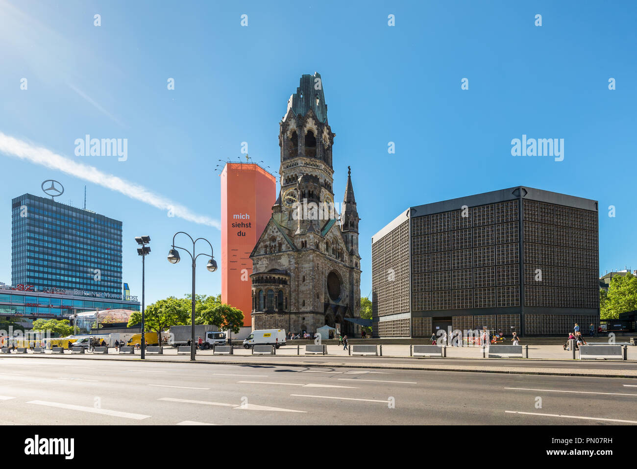 Berlin, Deutschland - 27. Mai 2017: Kaiser-Wilhelm-Kirche, Turm und moderne Glockenturm in Berlin, Deutschland. Beschädigte Turm ist ein Symbol für Berli Stockfoto