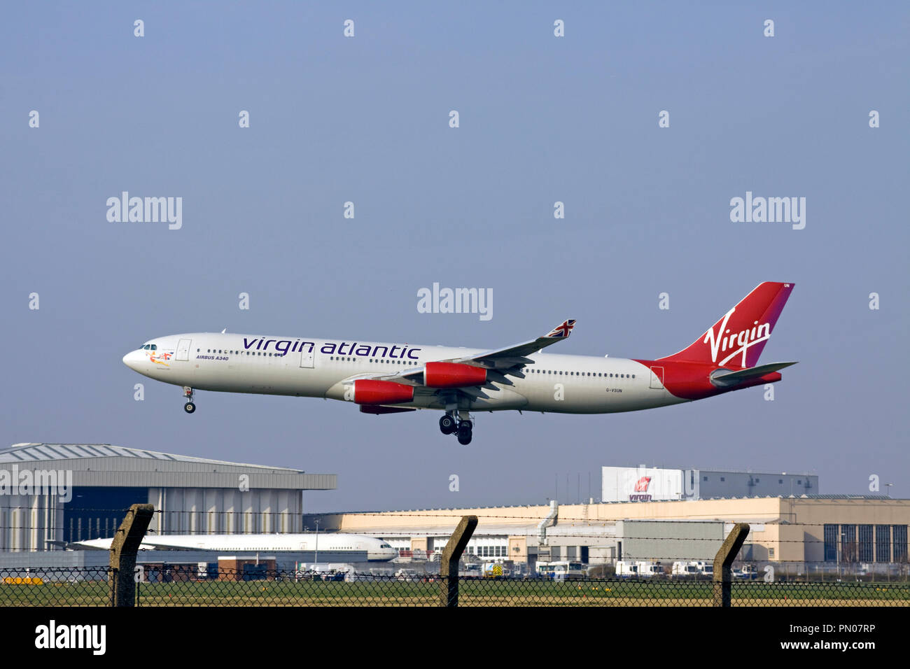 Virgin Atlantic Airways Airbus A340-313 Flugzeuge landen am Flughafen London Heathrow. Stockfoto
