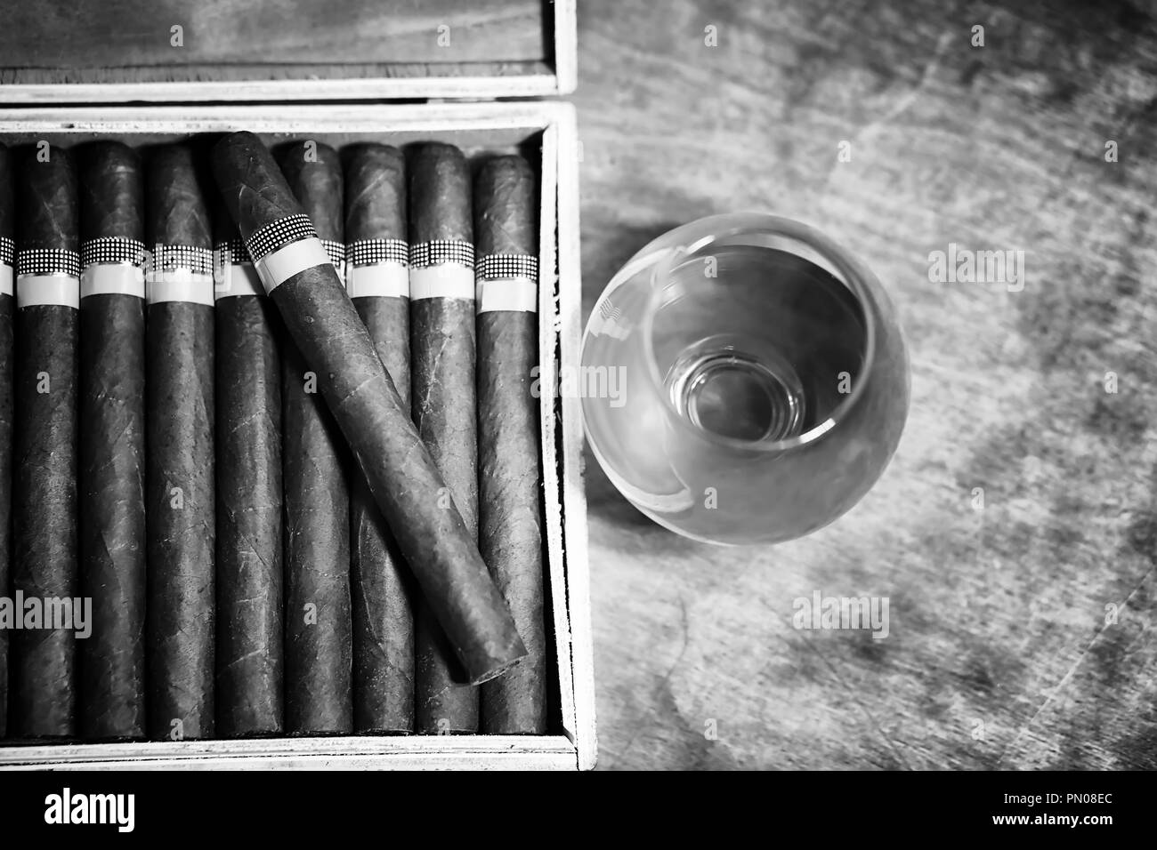 Retro-Stil Foto von großen Feld an kubanischen Zigarren auf einem hölzernen tabl Stockfoto