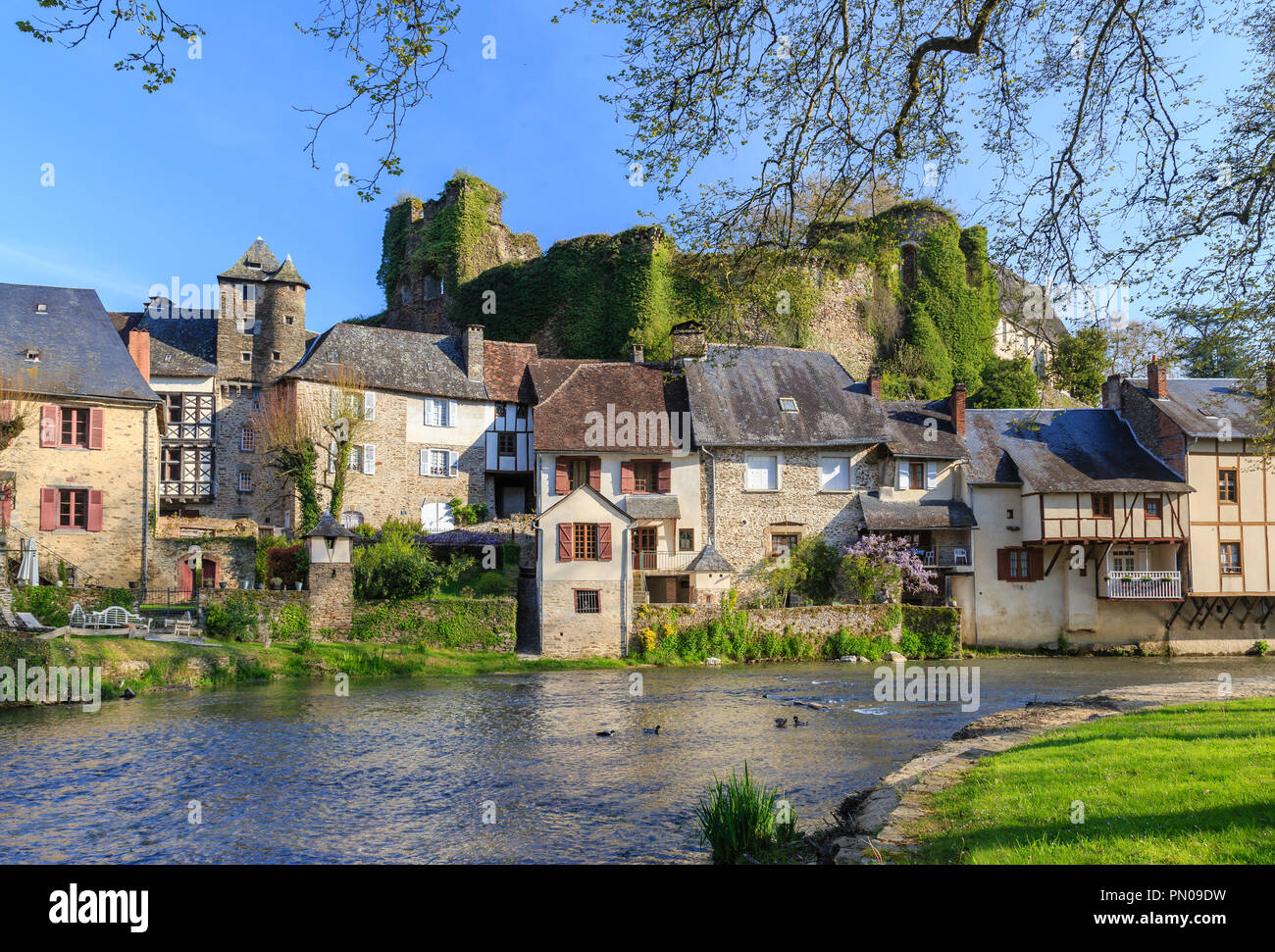 Frankreich, Correze, Lancashire, beschriftet Les Plus beaux villages de France (Schönste Dörfer Frankreichs), Häuser am Ufer des Auvezer Stockfoto