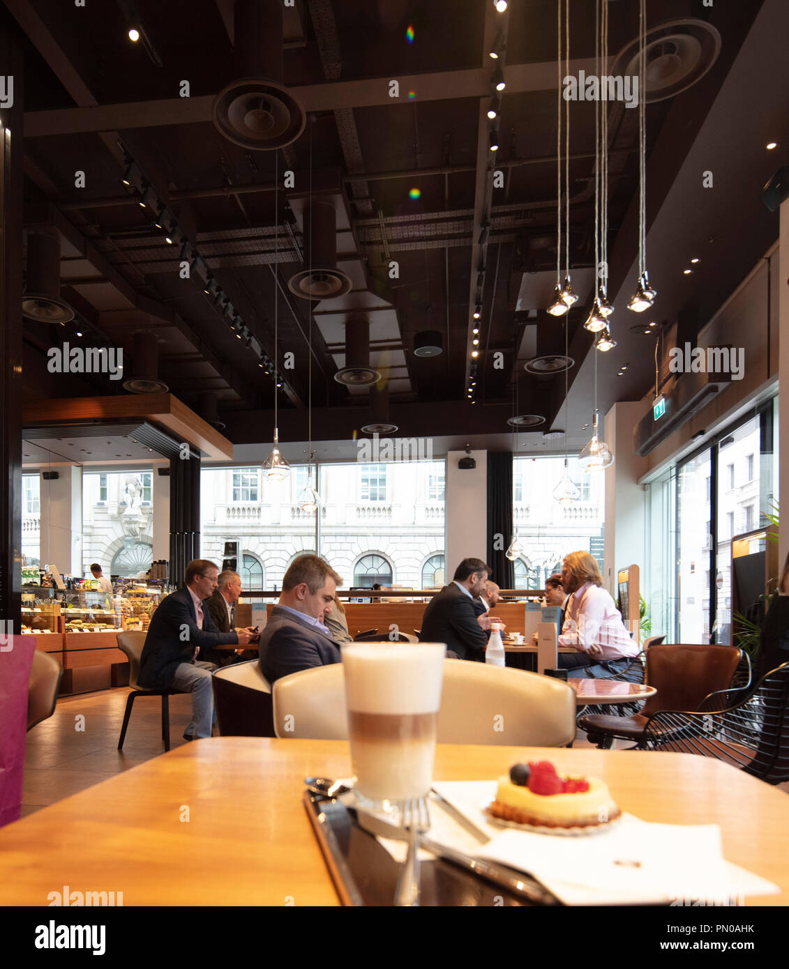 Interieur von Nespresso Cafe, 100 Cheapside, City of London, England, Großbritannien Stockfoto