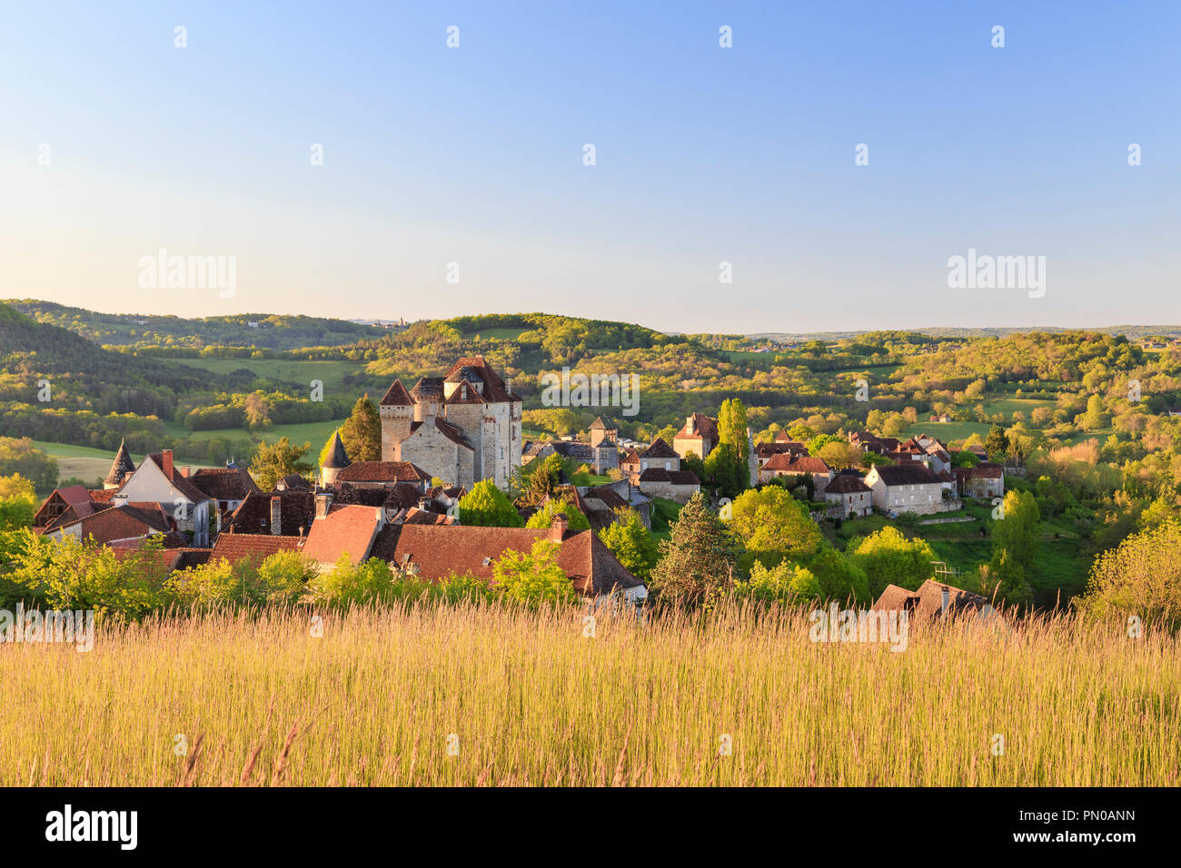 Frankreich, Correze, Curemonte, beschriftet Les Plus beaux villages de France (Schönste Dörfer Frankreichs), allgemeine Ansicht des Dorfes mit der Stockfoto