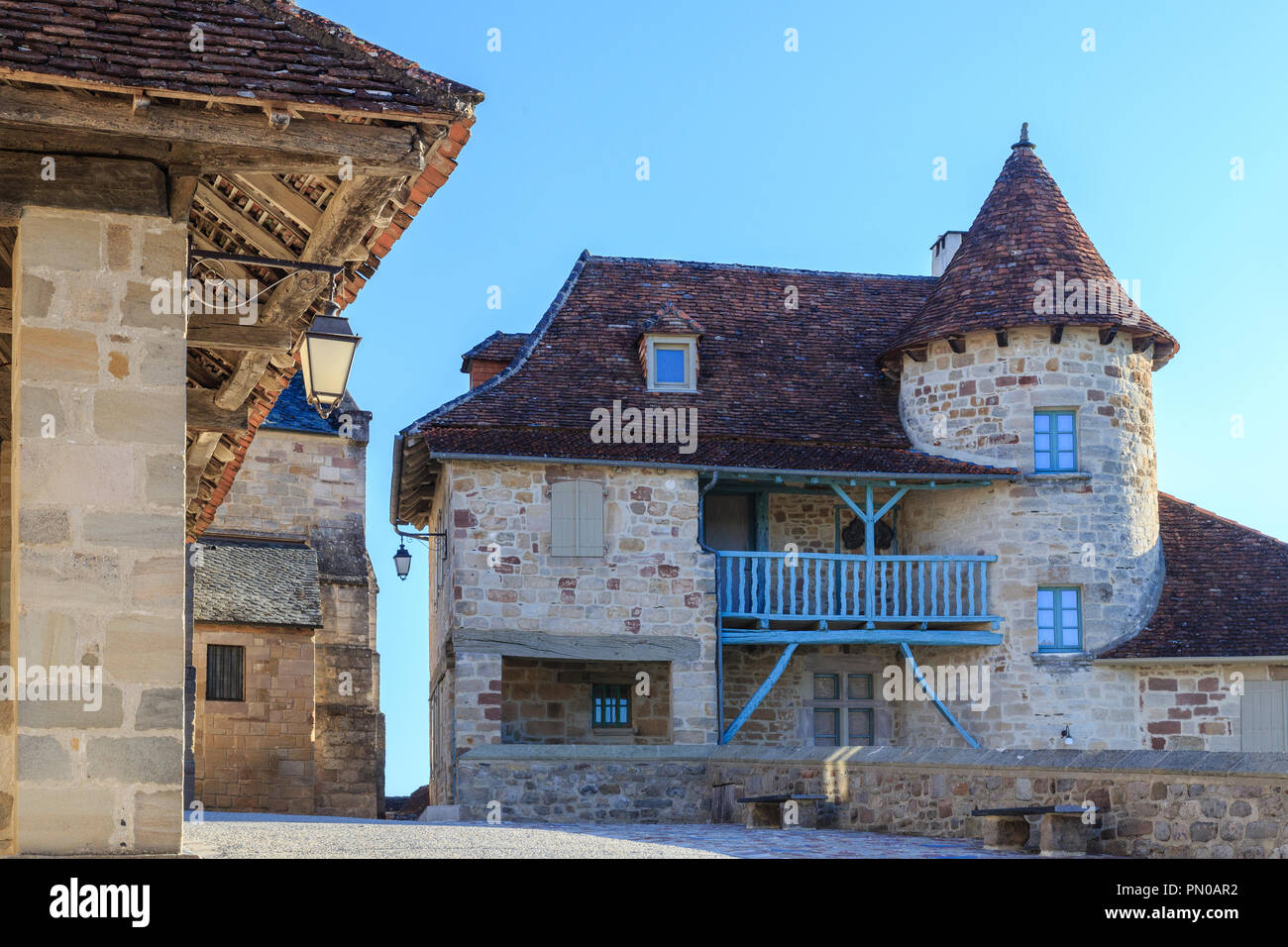 Frankreich, Correze, Curemonte, beschriftet Les Plus beaux villages de France (Schönste Dörfer Frankreichs), mittelalterliches Haus mit einem Revolver in der Stockfoto