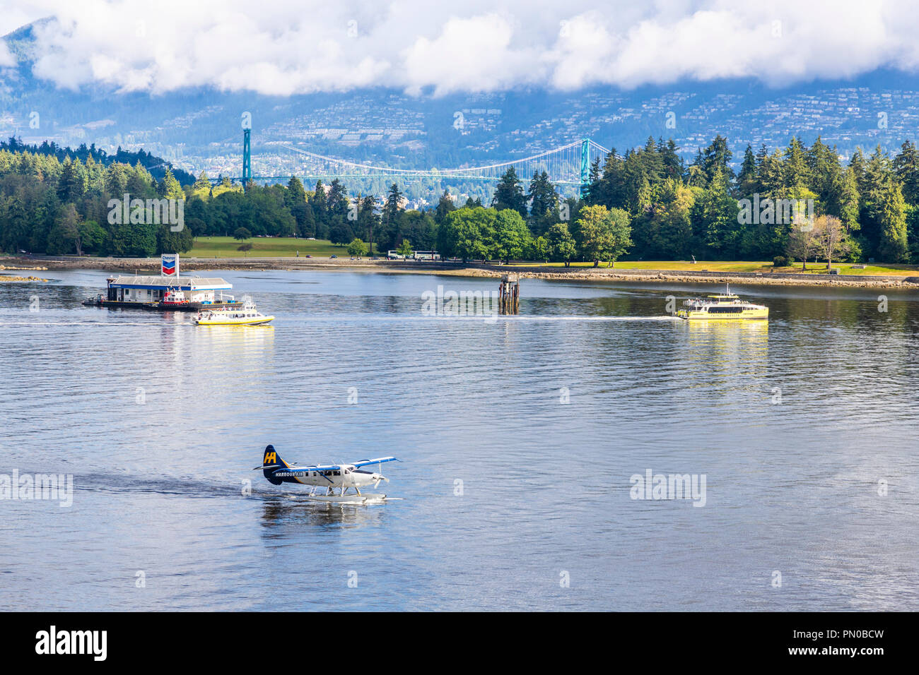 Ein Wasserflugzeug in den Hafen von Vancouver, British Columbia, Kanada - Blick auf die Lions Gate Bridge Stockfoto