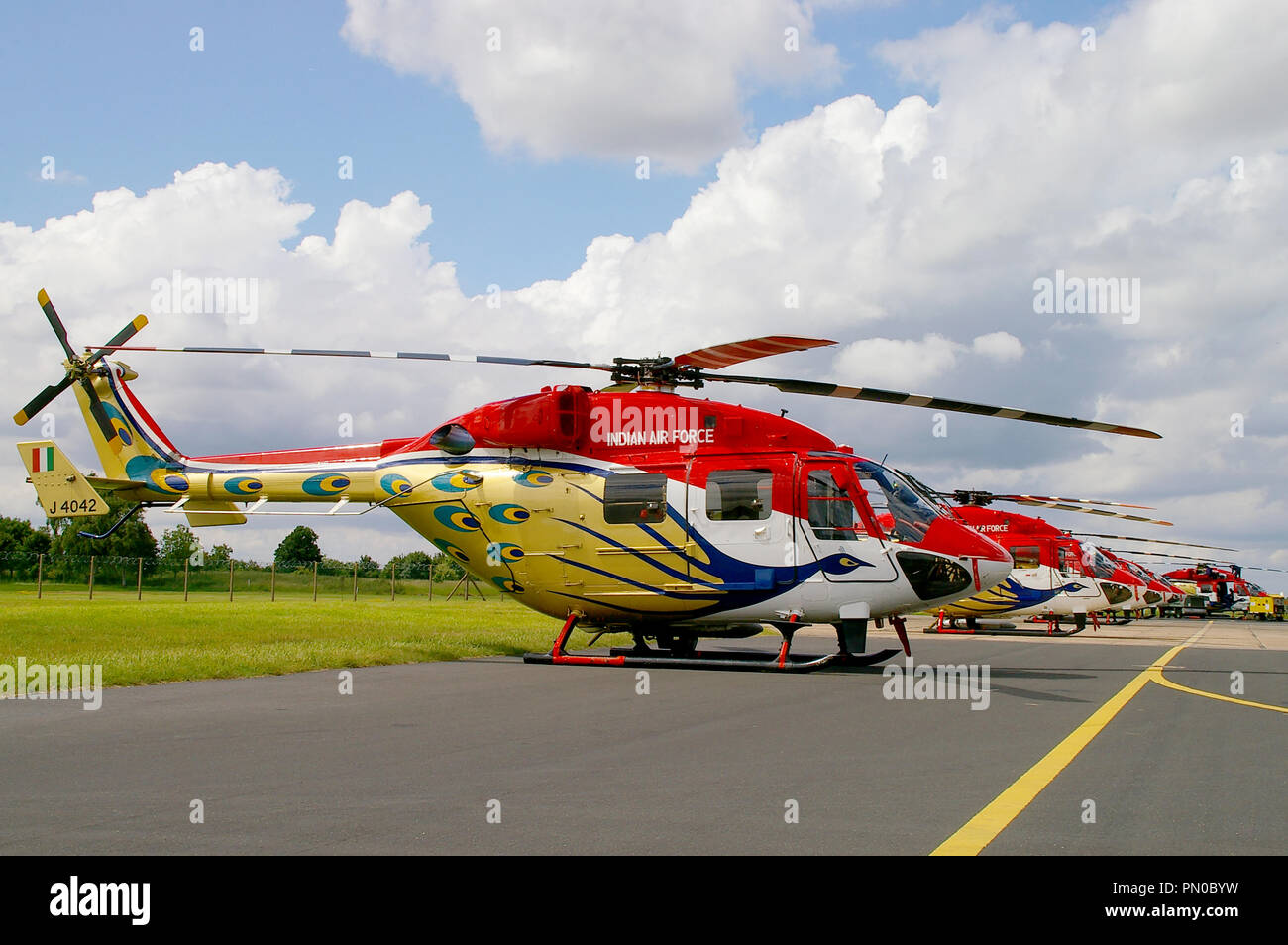 Sarang Hubschrauber display Team. Indische Luftwaffe Peacock intrigieren Hindustan Aeronautics ALH Hal Dhruv Hubschrauber bei einer Flugschau Stockfoto