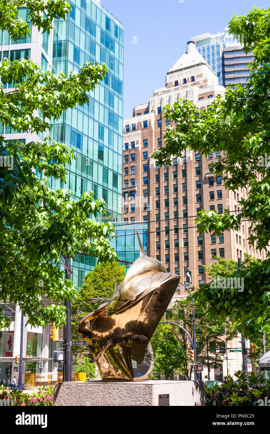 Skulptur "Pod" von Rick Switzer Der killer Orca, durch hohe, moderner Architektur in der Burrard Street in der Innenstadt von Vancouver BC umgeben Stockfoto
