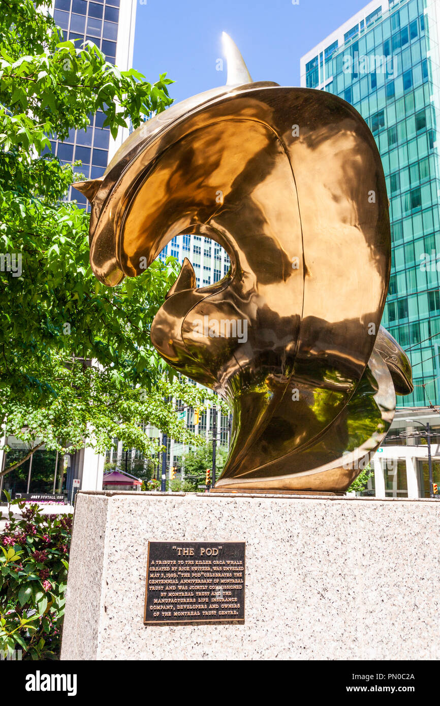 Skulptur "Pod" von Rick Switzer Der killer Orca, durch hohe, moderner Architektur in der Burrard Street in der Innenstadt von Vancouver BC umgeben Stockfoto