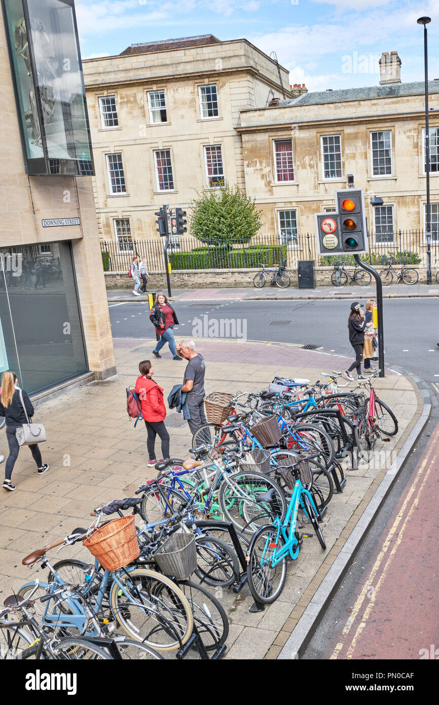 Fahrräder in Pembroke Street geparkt, außerhalb des John Lewis store und gegenüber von Emmanuel College, Universität Cambridge, England Stockfoto