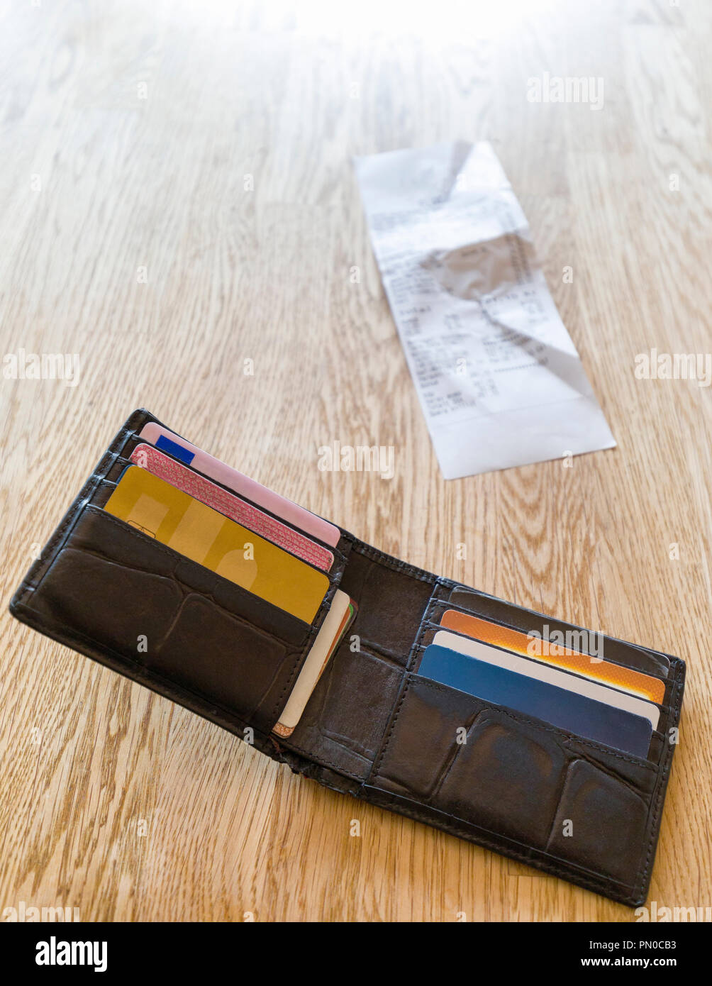 Schwarz Leder Brieftasche auf Tabelle öffnen mit verschiedenen Kreditkarten, Kundenkarten und Empfang Stockfoto