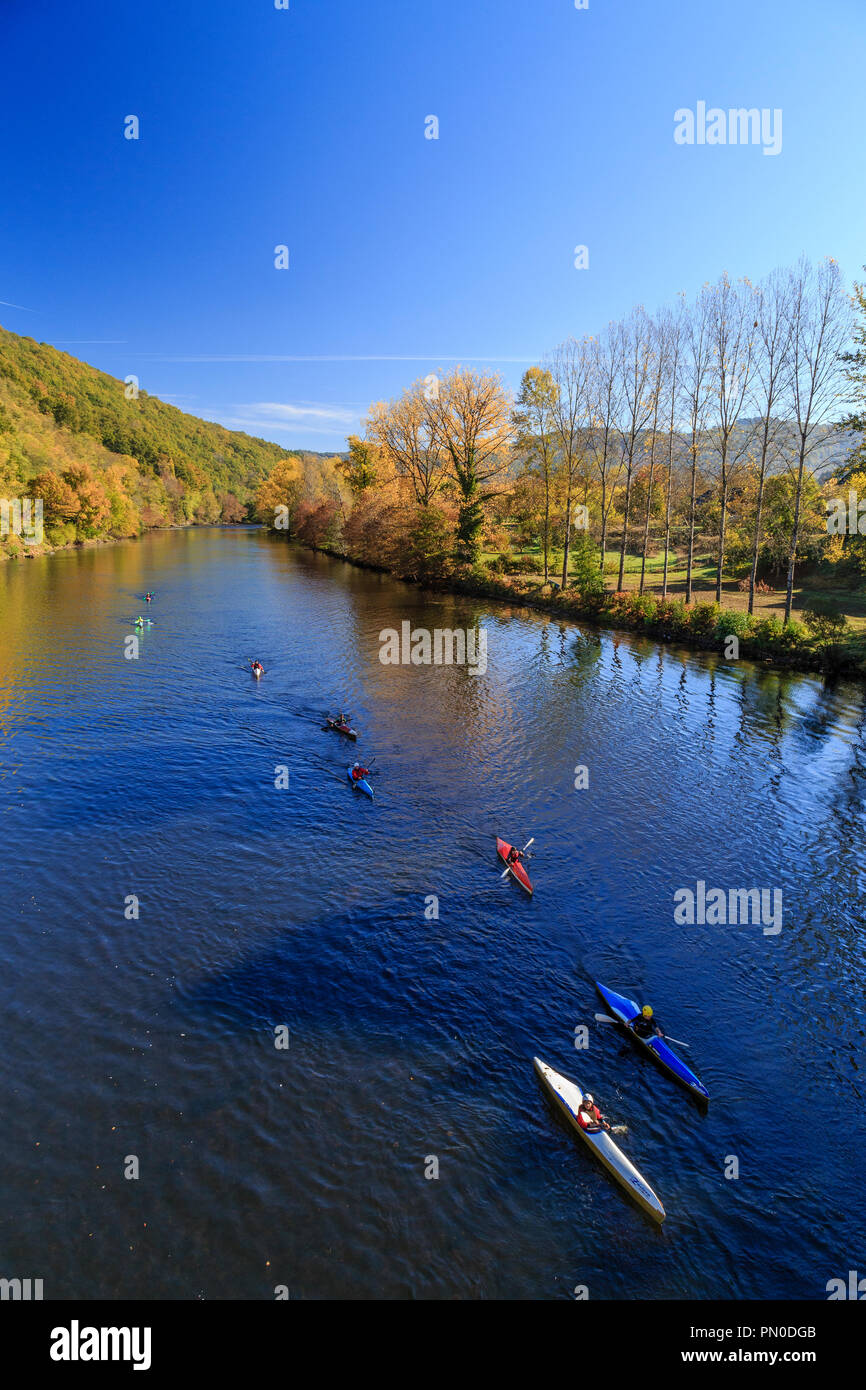 Frankreich, Correze, Dordogne Tal, zwischen Montpellier und Beaulieu Sur Dordogne, Monceaux-sur Dordogne, kajakfahrer auf der Dordogne im Herbst//Franken Stockfoto