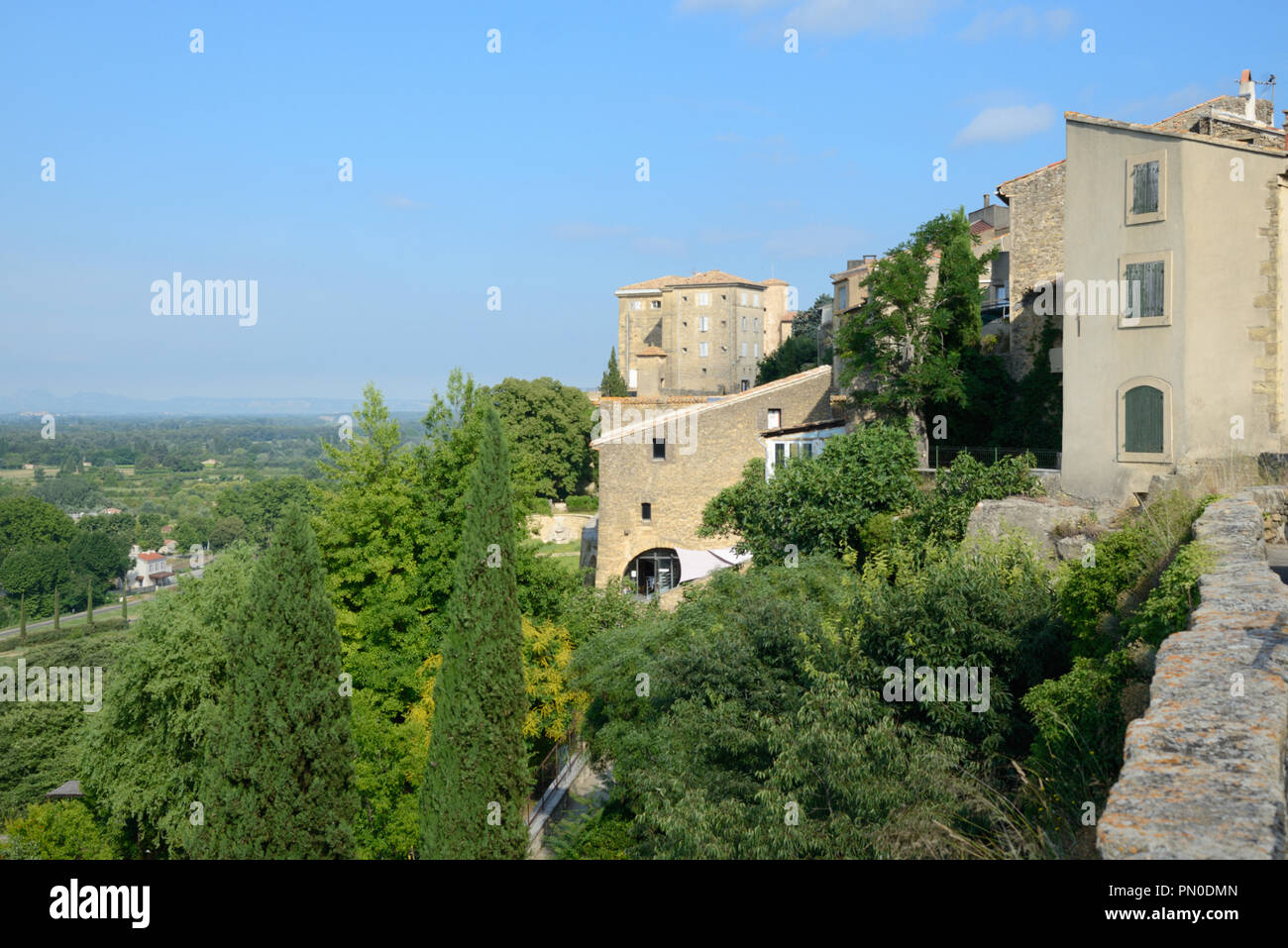 Blick über das Dorf Lauris, Lauris Schloss oder Burg und das Tal der Durance, Luberon Provence Frankreich Stockfoto