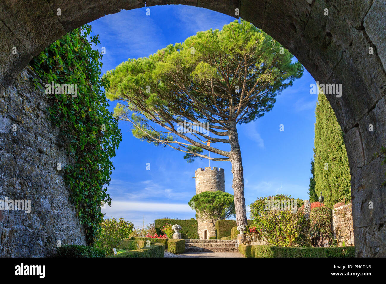 Frankreich, Correze, Turenne, beschriftet Les Plus beaux villages de France (Schönste Dörfer Frankreichs), Garten des Schlosses und die Cesar Turm Stockfoto