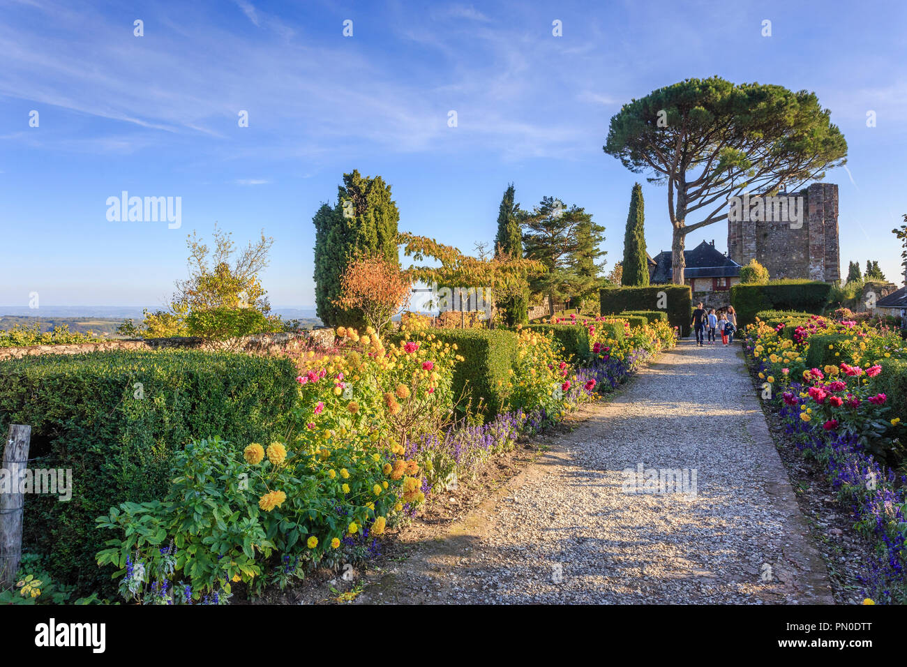 Frankreich, Correze, Turenne, beschriftet Les Plus beaux villages de France (Schönste Dörfer Frankreichs), der Französischen Garten des Schloss ein Stockfoto