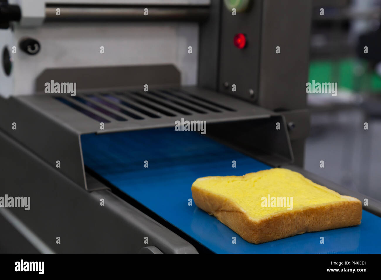 Butter verteilen sich auf frisches Brot schneiden in der Produktionslinie auf dem Förderband der automatischen Brot zustimmen Maschine bei Bäckerei Fabrik. Essen industriellen con Stockfoto
