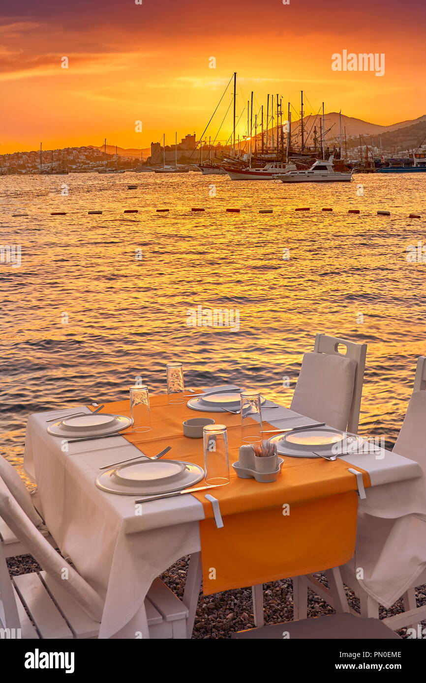 Beach Restaurant im Freien bei Sonnenuntergang, Bodrum, Türkei Stockfoto