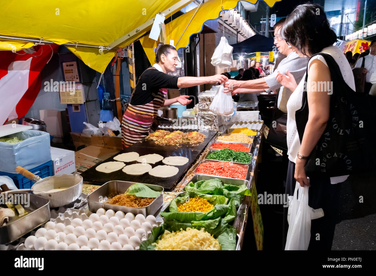 Tokyo, Japan - 25 April, 2019: Ältere Menschen in Japan kaufen Japanese yakisoba (gebratene Nudeln) aus der Nahrung an Street Food in Tokio, Japan. Stockfoto