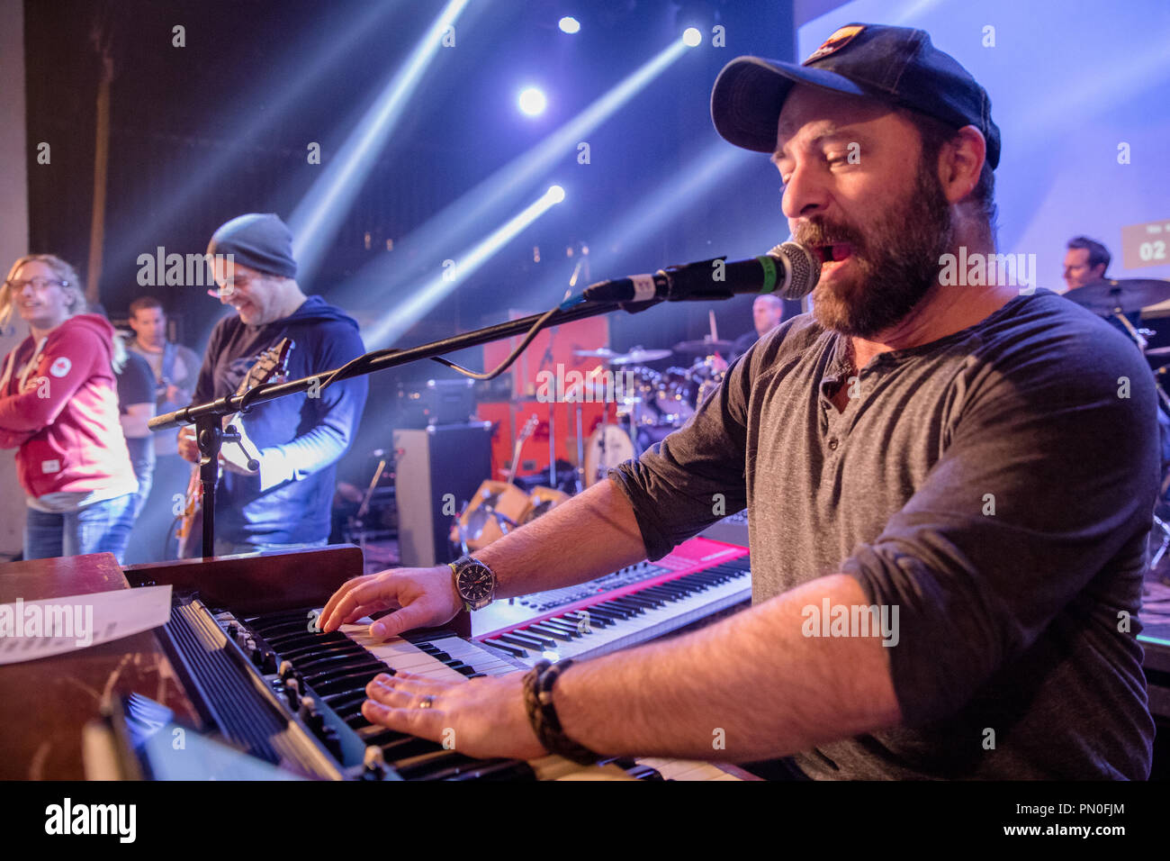 TORONTO, KANADA - 12. FEBRUAR 2018: GRATEFUL DEAD COVER BAND 'MARS HOTEL' FÜHRT BEI JAKE'S SAMMLUNG TRIBUTE EVENT. Stockfoto