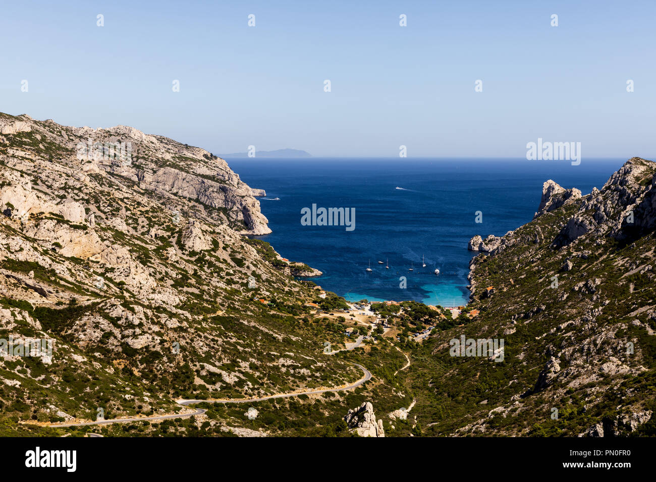 Schönen Rocky Mountains und ruhigen Meerblick in Calanques de Marseille (Massif des Calanques), Provence, Frankreich Stockfoto