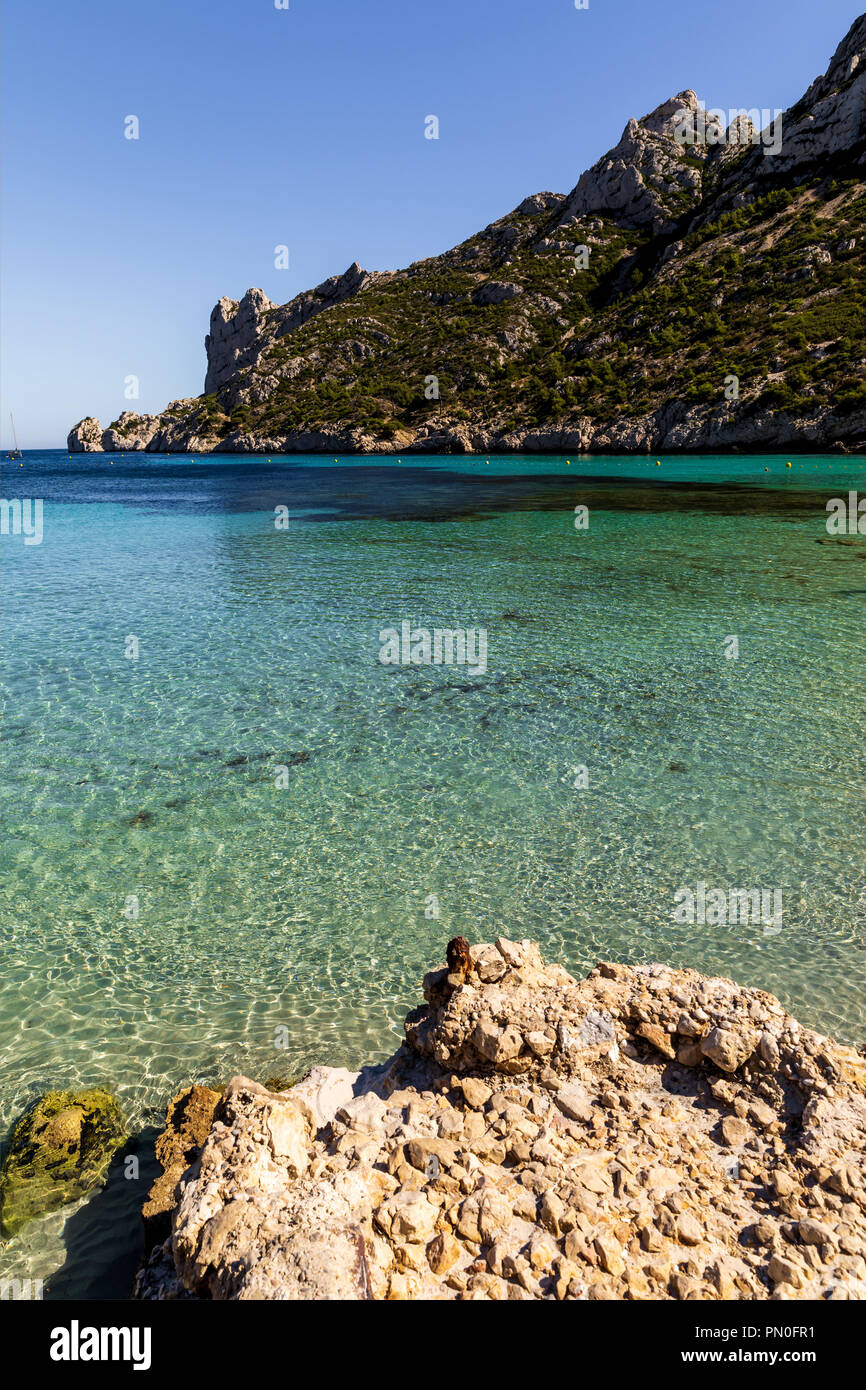 Schönen ruhigen Meer Wasser im Hafen und Klippen, Calanques de Marseille (Massif des Calanques), Provence, Frankreich Stockfoto